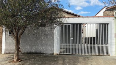 casa térrea com garagem coberta e 3 dorms e um deposito 