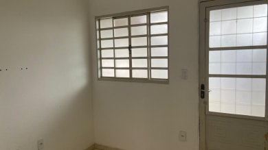 casa térrea com garagem coberta e 3 dorms e um deposito 