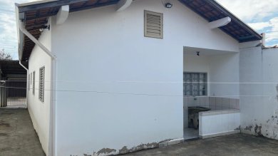 casa térrea com garagem coberta e 3 dorms e um deposito 