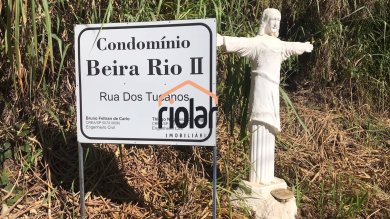 Rancho no loteamento Beira Rio II com fundos para o Rio Pardo.