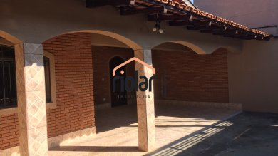 Casa com garagem, 3 dorms , sendo 2 com armários, cozinha, banheiro social, edícula e área para churrasco 