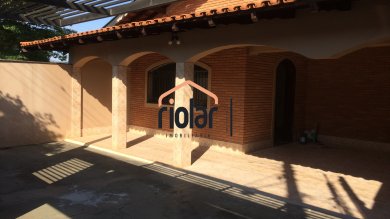Casa com garagem, 3 dorms , sendo 2 com armários, cozinha, banheiro social, edícula e área para churrasco 