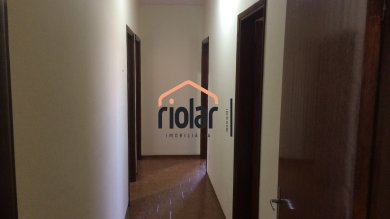 Casa com garagem, 3 dorms , sendo 2 com armários, cozinha, banheiro social, edícula e área para churrasco 