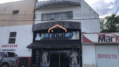 Imovel comercial com frente para uma rua e fundos com entrada por outra rua. Frente para Avenida Brasil. 