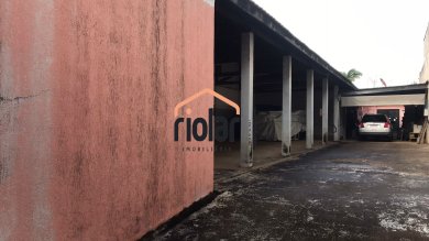 Imovel comercial com frente para uma rua e fundos com entrada por outra rua. Frente para Avenida Brasil. 