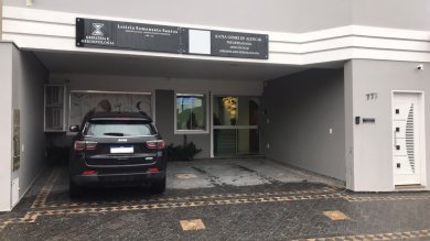 Sala comercial no centro 25 M2 com banheiro , copa , cozinha e estaciomento 