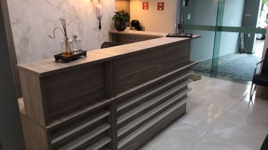 Sala comercial no centro 25 M2 com banheiro , copa , cozinha e estaciomento 