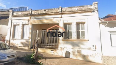Casa a venda no centro da cidade (de frente a escola Dr. Candido Rodrigues).