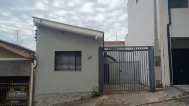 casa térrea no Centro com garagem (não coberta) com 2 dorms 
