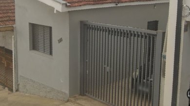 casa térrea no Centro com garagem (não coberta) com 2 dorms 