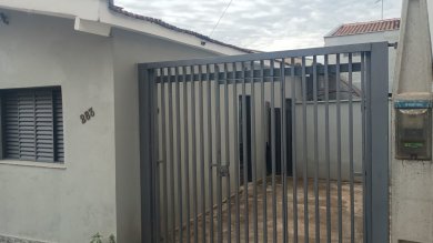 casa térrea no Centro com garagem (não coberta) com 2 dorms 