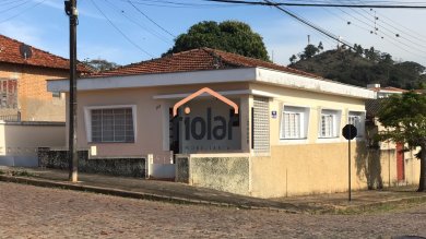 Casa a venda com ponto comercial no bairro Santo Antonio, perto do mercado e da Igreja Matriz do bairro.
