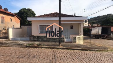 Casa a venda com ponto comercial no bairro Santo Antonio, perto do mercado e da Igreja Matriz do bairro.