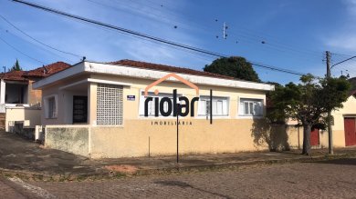 Casa a venda com ponto comercial no bairro Santo Antonio, perto do mercado e da Igreja Matriz do bairro.