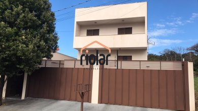 Apartamento no bairro Portal dos Ipes. Andar superior, frente para a rua, com varanda.