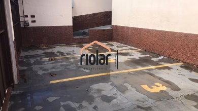 Apartamento no bairro Portal dos Ipes. Andar superior, frente para a rua, com varanda.