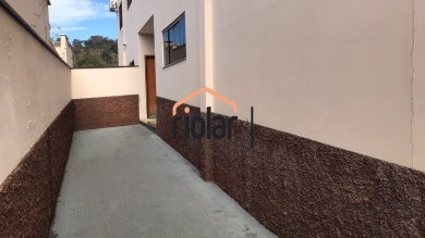 Apartamento no bairro Portal dos Ipes. Andar superior, frente para a rua, com varanda.