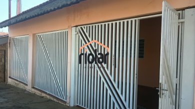Casa no Jardim Aeroporto , com garagem para 3 carros e 3 dorms com amplo quintal. 