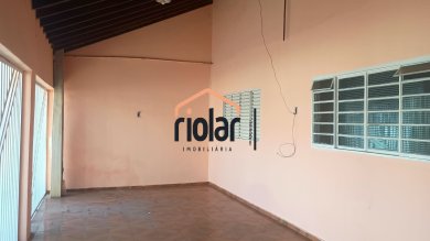 Casa no Jardim Aeroporto , com garagem para 3 carros e 3 dorms com amplo quintal. 