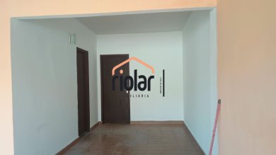 Casa no Jardim Aeroporto , com garagem para 3 carros e 3 dorms com amplo quintal. 