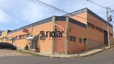 Amplo barracao a venda na Avenida Brasil. Imovel com duas entradas distintas.