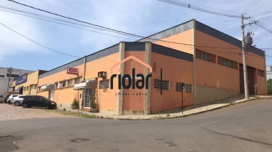 Amplo barracao a venda na Avenida Brasil. Imovel com duas entradas distintas.