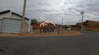 Terreno de esquina com otima terraplanagem no Bairro Colina Verde I.