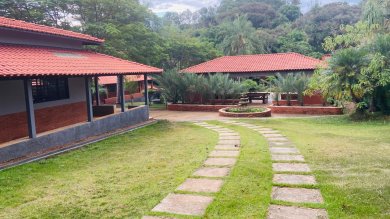 Santa Luzia - Casa sede / 6 suítes + casa caseiro + área de lazer + piscina + pomar 