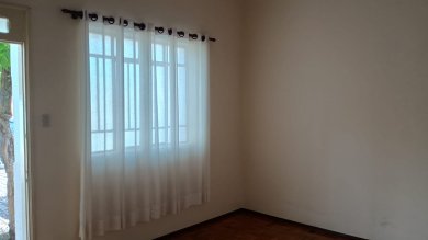 casa térrea sem garagem, no centro com 2 dorms, sala, cozinha e banheiro, lavanderia, deposito área externa. 