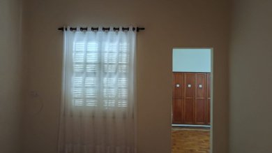 casa térrea sem garagem, no centro com 2 dorms, sala, cozinha e banheiro, lavanderia, deposito área externa. 