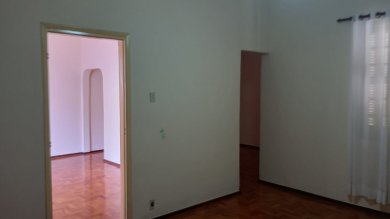 casa térrea sem garagem, no centro com 2 dorms, sala, cozinha e banheiro, lavanderia, deposito área externa. 
