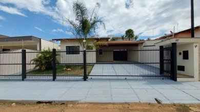 Casa térrea no Jardim Margarida. Garagem, 3 dorms, sendo uma suite, quintal com piscina. 