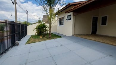 Casa térrea no Jardim Margarida. Garagem, 3 dorms, sendo uma suite, quintal com piscina. 