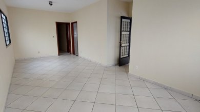 Casa térrea no Jardim Margarida. Garagem, 3 dorms, sendo uma suite, quintal com piscina. 