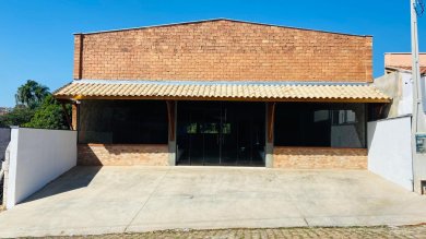 Centro - Espaço diferenciado, pronto para o seu novo negocio. 250,00 m2 de salão + 110,00 depósito, estacionamento.
