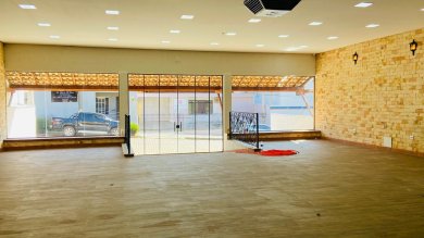 Centro - Espaço diferenciado, pronto para o seu novo negocio. 250,00 m2 de salão + 110,00 depósito, estacionamento.