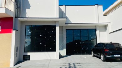 Salão comercial no centro, Tudo NOVO, Pé direito alto, 
