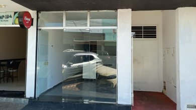 Centro - Salão comercial com 40 m2 , porta frontal em vidro temperado, balcão, banheiro e cozinha excelente localização 