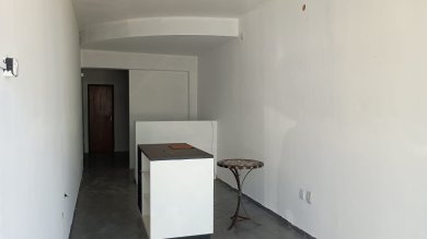 Centro - Salão comercial com 40 m2 , porta frontal em vidro temperado, balcão, banheiro e cozinha excelente localização 