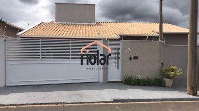 Linda casa no bairro Residencial Alto da Serra / Jardim Margarida.