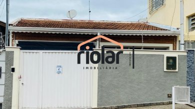 Casa térrea no centro, garagem coberta, 2 dorms e espaço gourmet