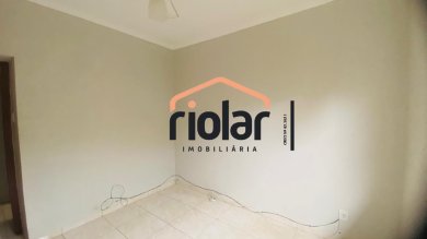 Casa térrea no centro, garagem coberta, 2 dorms e espaço gourmet