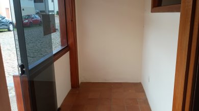 Sala B no Centro com excelente acabamento 